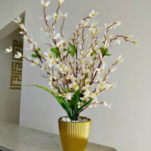 Bouquet branches de cerisier couleur blanche dans un pot doré