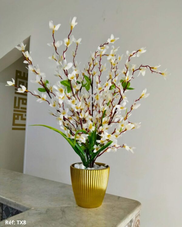 Bouquet branches de cerisier couleur blanche dans un pot doré