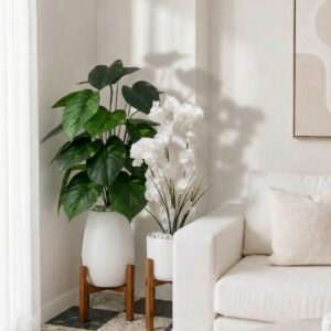 Pothos et cerisier en fleurs blanc artificiels de 1m05 et 80 cm dans des pots blancs avec supports en bois
